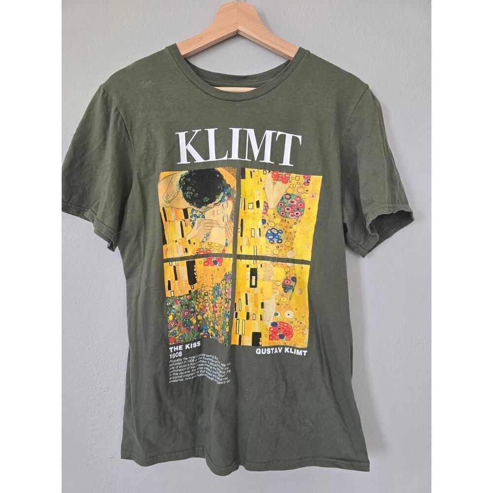 Gustav Klimt The Kiss Graphic Tee Olive Green Men's Size M Artsy Everyday Shirt